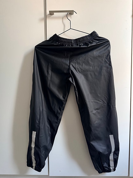 Musta sadehousut / kurahousut koko 128/134