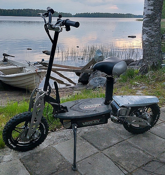 1000 W:n sähköpotkulauta uudella 30 Ah:n akulla