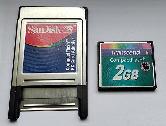 Compact Flash 2GB muistikortti Transcend 266x ja PC Card Adapter