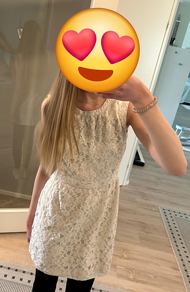 Valkoinen pitsimekko