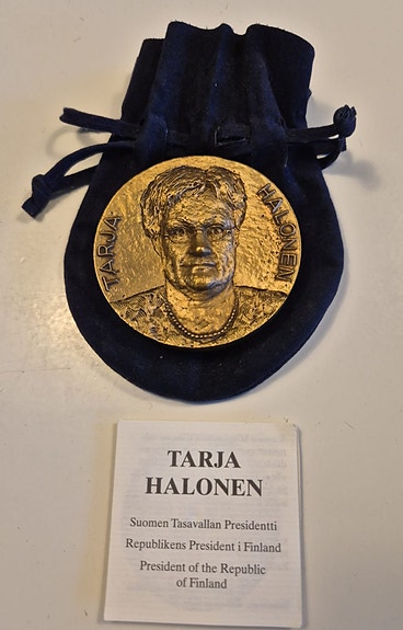 Tarja Halonen -aiheinen mitali