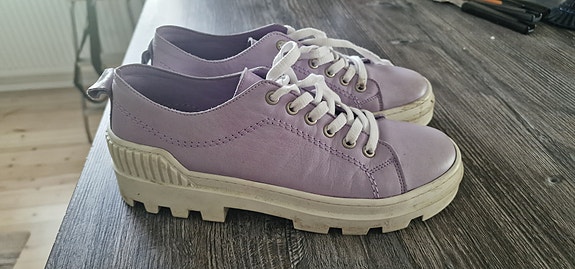 vaalea lila tennarit koko 39