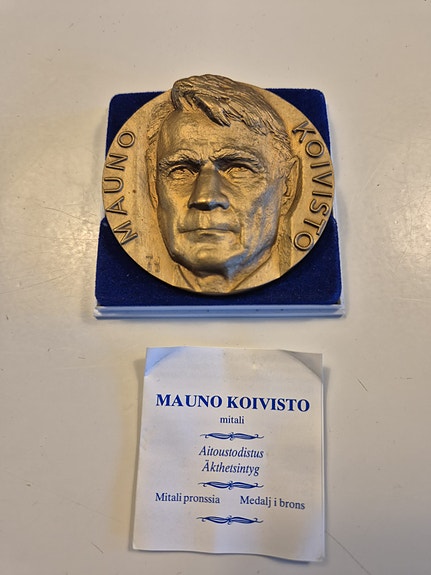 Mauno Koivisto -muistomitali kotelossa