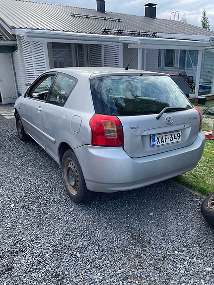 Toyota Corolla E120 varaosia
