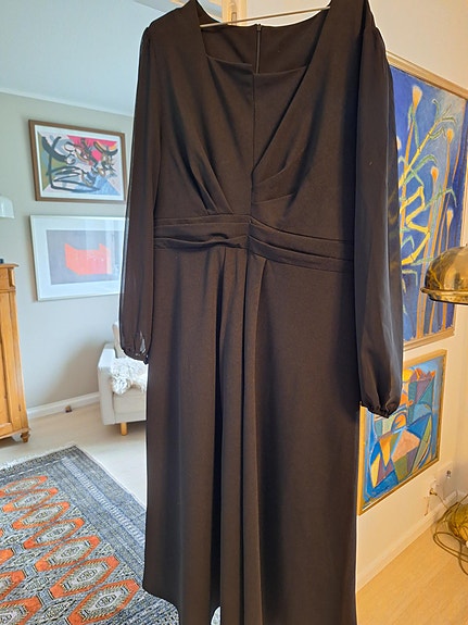 Naisten juhlamekko, koko 3 XL (koko noin 50).
