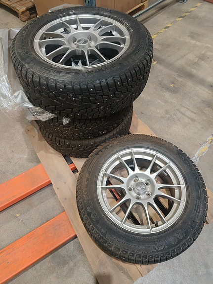 OZ-Racing Ultraleggera vanteet yhden talven ajetuilla nastarenkailla 215/60 R16