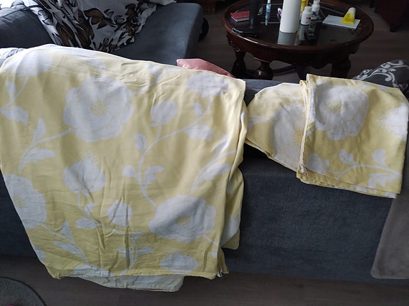 Parivuoteen pussilakana ja 2 kpl.tyynyliinoja 10€.