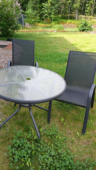 2x tuoli ja pyöreä pöytä