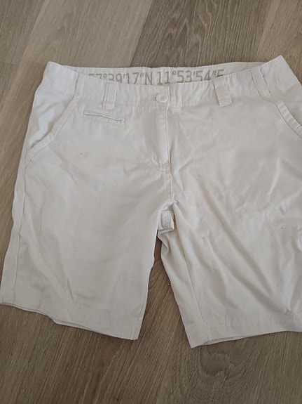 valkoiset shortsit 40