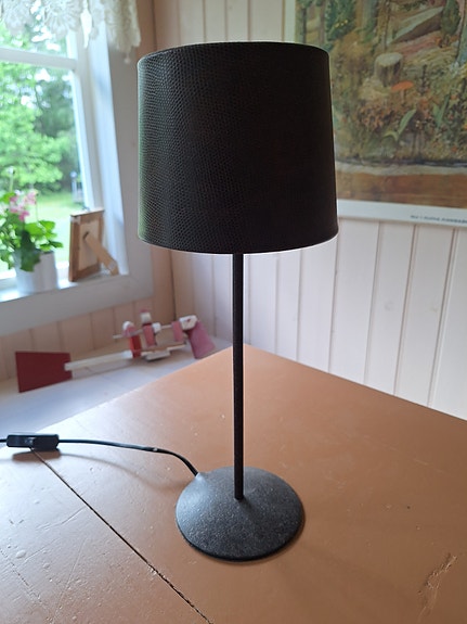 Tummanruskea pöytävalaisin