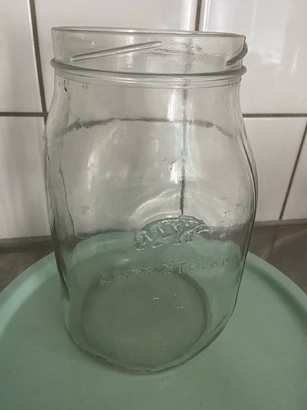 Kaksi Ilves lasipurkkia