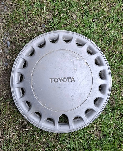 Ostetaan kuvanmukaiset Toyota pölykapselit 13”