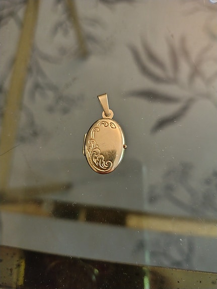 kultainen medaljonki riipus