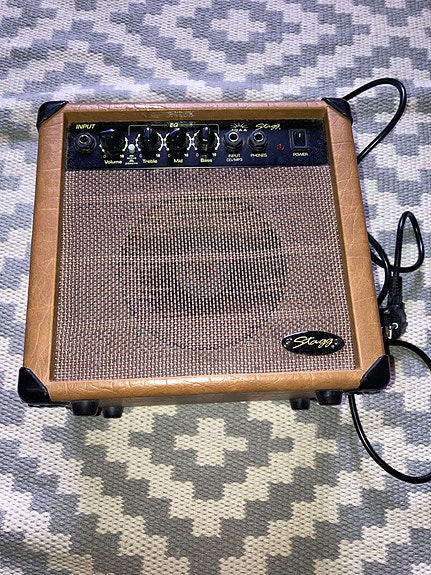 Stagg 10AA vahvistin