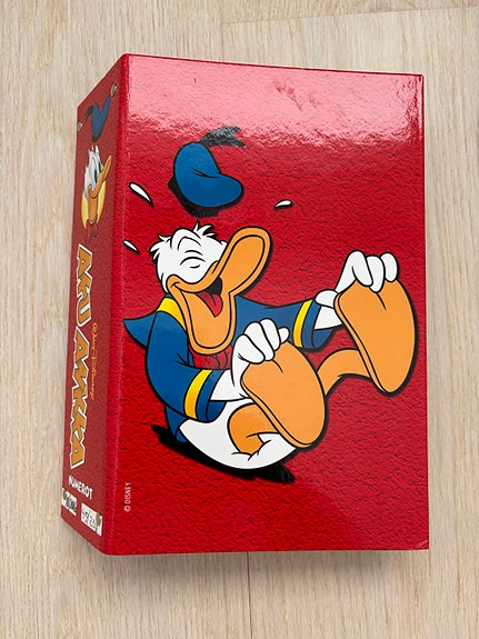 Aku Ankka -kansio ja Aku Ankka -lehtiä