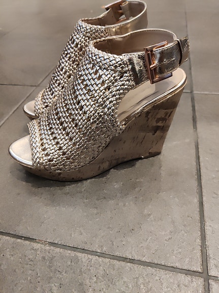 New Look kultaiset kiilakorkosandaalit