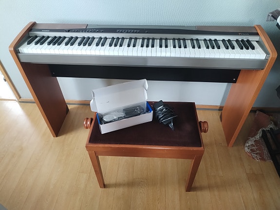Casio Privia PX-100, piano on hyvässä kunnossa.