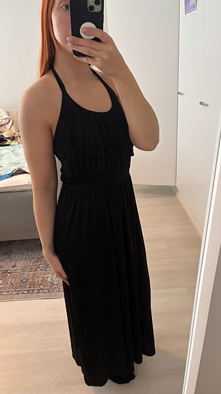 Musta halterneck mekko