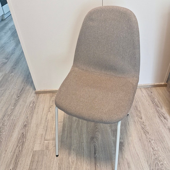 Jyrkistä ostettu tuoli