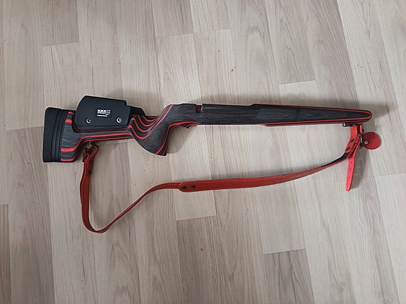 Oik. kätinen KKC tukki Hunting short Tikka T3 musta/punainen + pun. hihna.