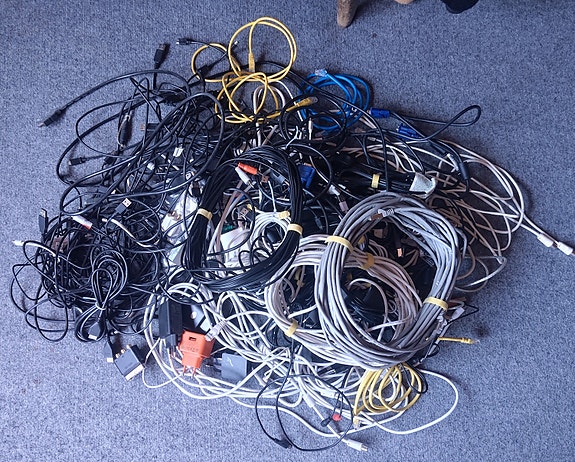 Iso erä erilaisia johtoja ja kaapeleita – HDMI, verkkokaapelit, USB ym.