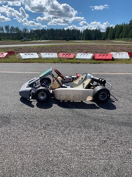 Karting-auto rata-ajoon