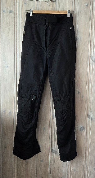 Dainese naisten ajohousut koko 42  vastaa kokoa 34