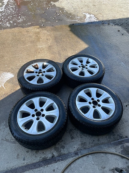 Hyvät kitkarenkaat opel vanteilla