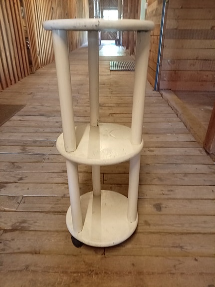 myydään tällänen valkoiseksi maalattu kukka ja hylly taso
