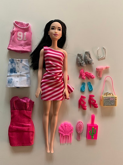 Barbie -nukke vaatteilla ja asusteilla