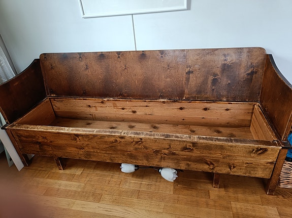 Vanha umpikoivuinen levitettävä sänky