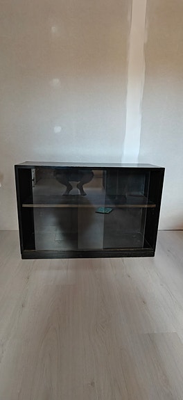 Myydään vanha tv-taso.