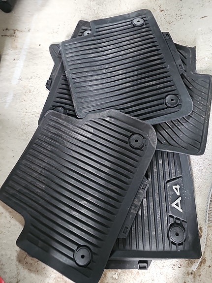 Audi A4 kumimatot