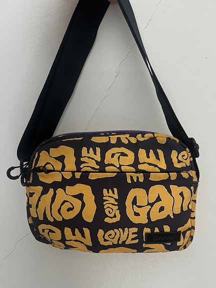 Ganni musta keltainen laukku Festival Crossbody Spectra Yellow Love Print
