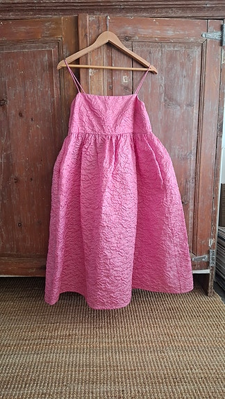 Pinkki juhlamekko