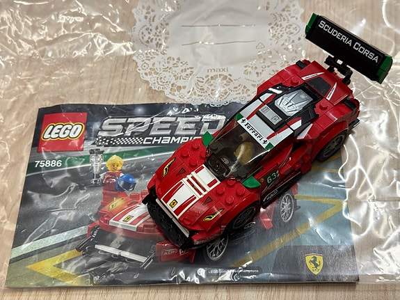 LEGO 75886 Ferrari 488 naiskuljettajalla
