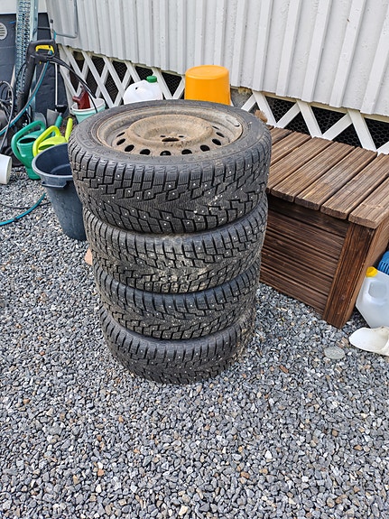 Hyvät nastarenkaat vanteilla
