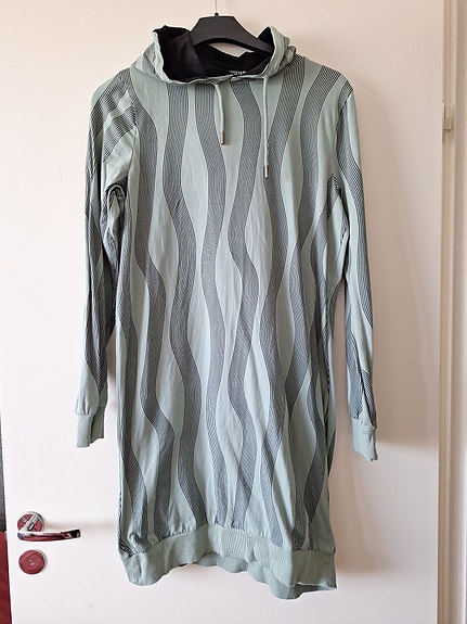 Myydään me&i hupullinen collegemekko