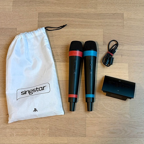 SingStar mikrofonit + liitäntäjohto