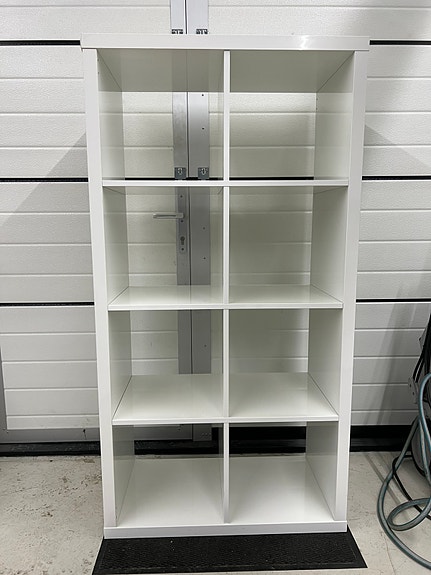 Hyväkuntoinen korkeakiiltoinen Ikea 2x4 Kallax hylly