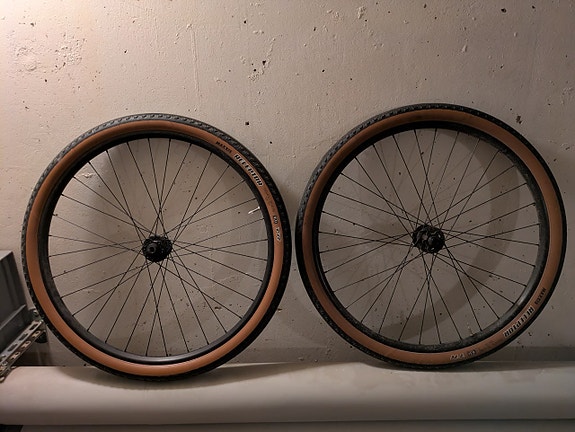 650B kiekot läpiakseleilla + Maxxis Receptor renkaat