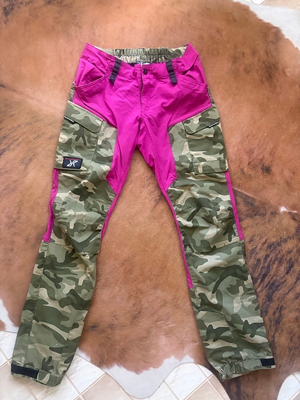 Revolution Race pinkki camo housut