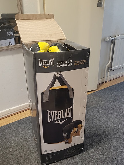 Everlast Junior 2FT nyrkkeilysäkki ja hanskat