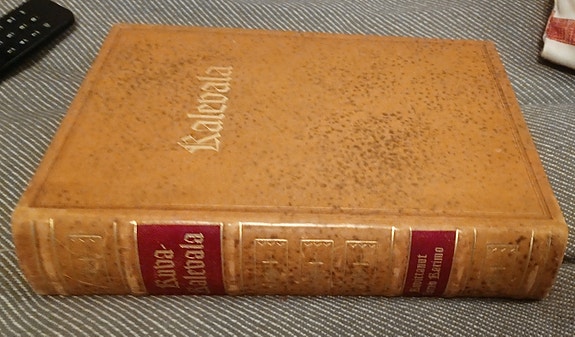 Kuva-Kalevala kirja nahkakantisena