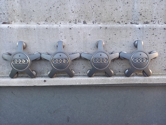Audi alumiinivanteiden keskikupit 4 kpl
