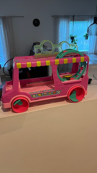 Littlest petshop ukkelit, auto ja talo