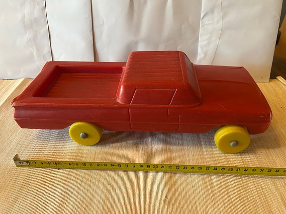 Yli 55 vuotta vanha muovinen leikkiauto lava-auto