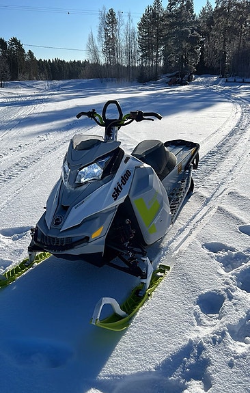 Ski-Doo moottorikelkka osina