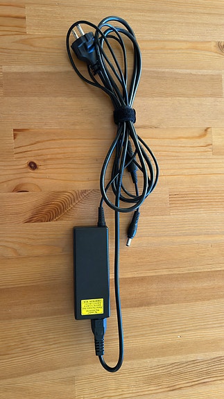 Toshiba laturi.