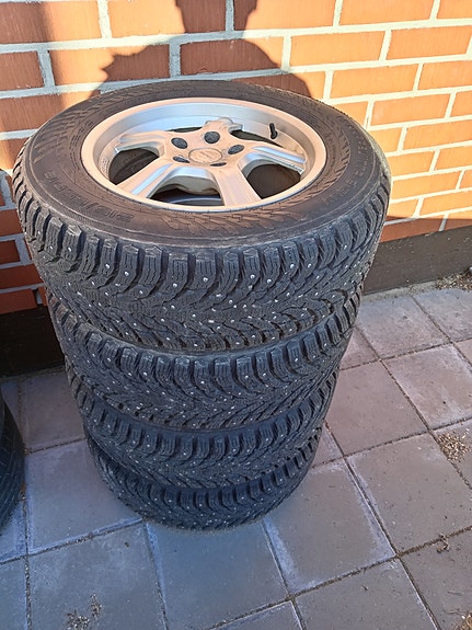 Todella vähän ajetut maasturin tai pakettiauton nastarenkaat